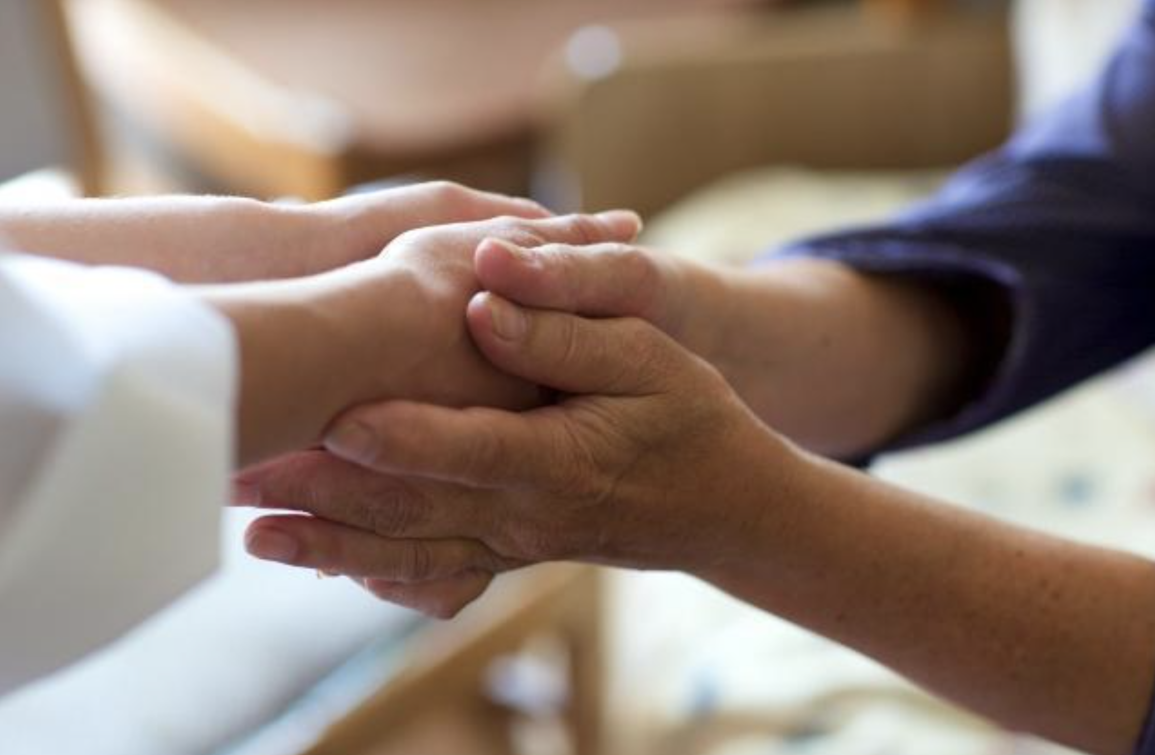 在親人臨終前，許多人會好好道別、道謝、道愛。（示意圖，Photo-AC）