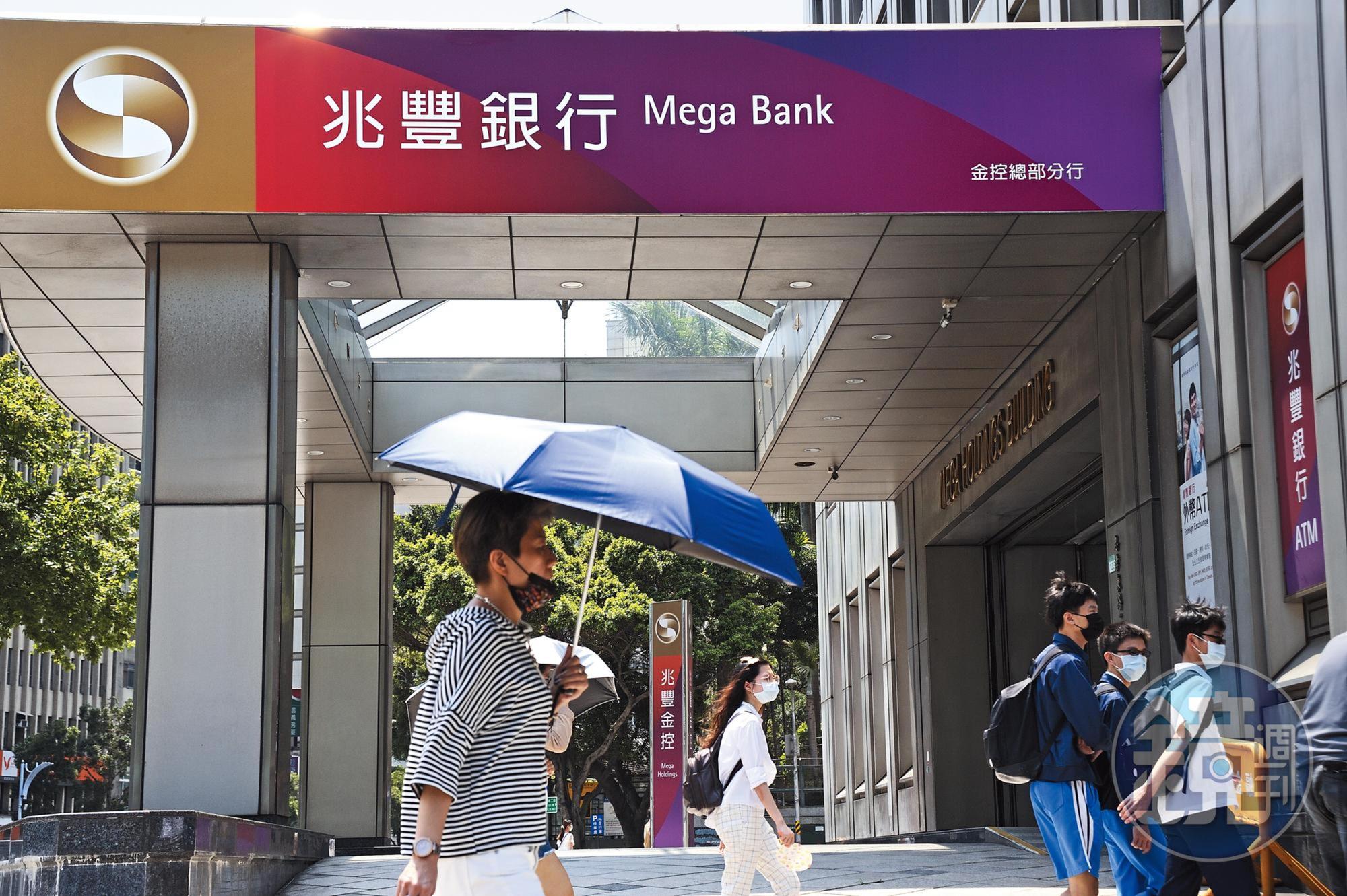 大俠在2017年底開始投入兆豐金，今年已經可領到近百萬元股息。