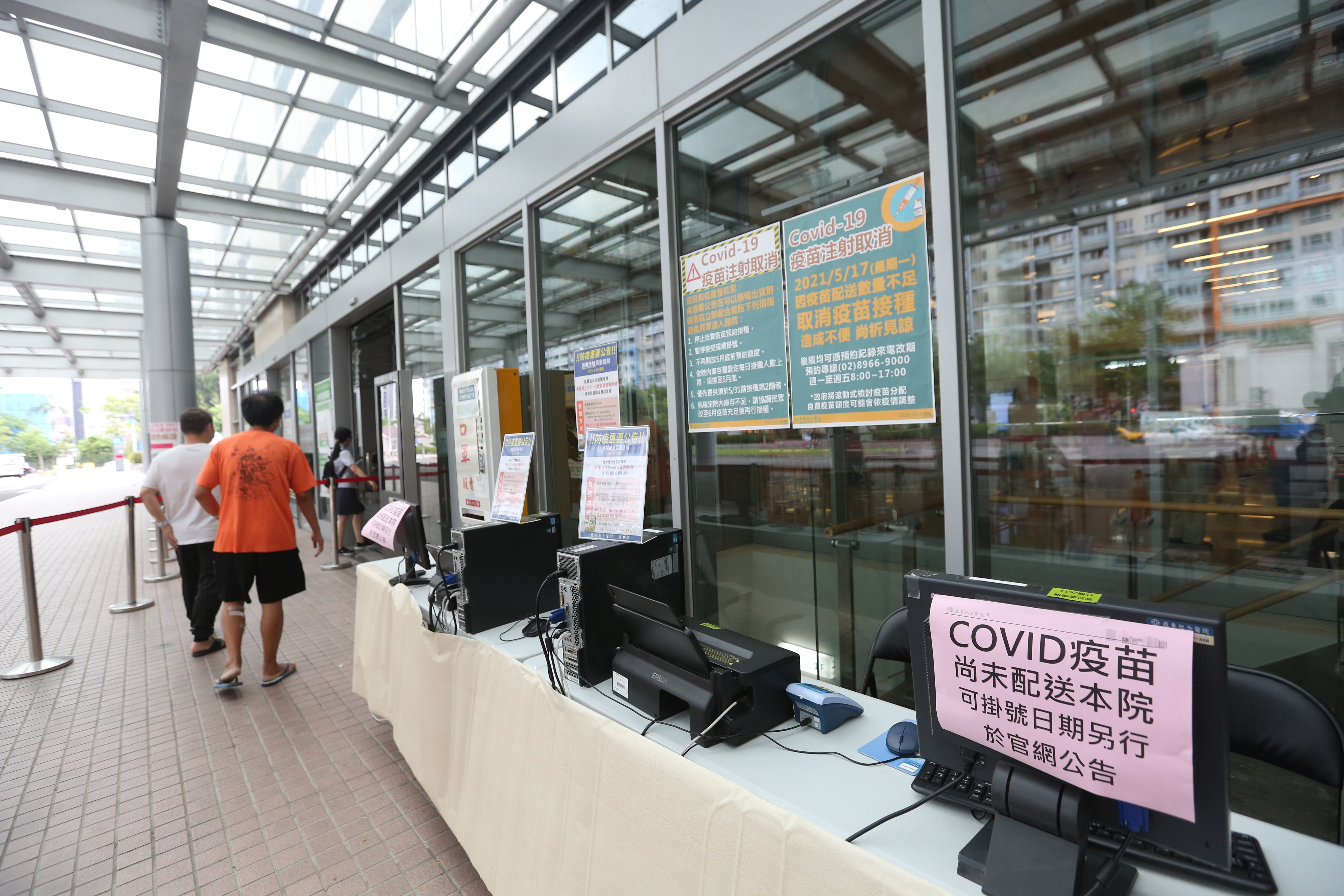 全台疫苗大缺貨，有專家就指出中央可以直接與上海復星藥廠聯繫，有望獲得BNT疫苗；圖為亞東醫院。（本刊資料照）