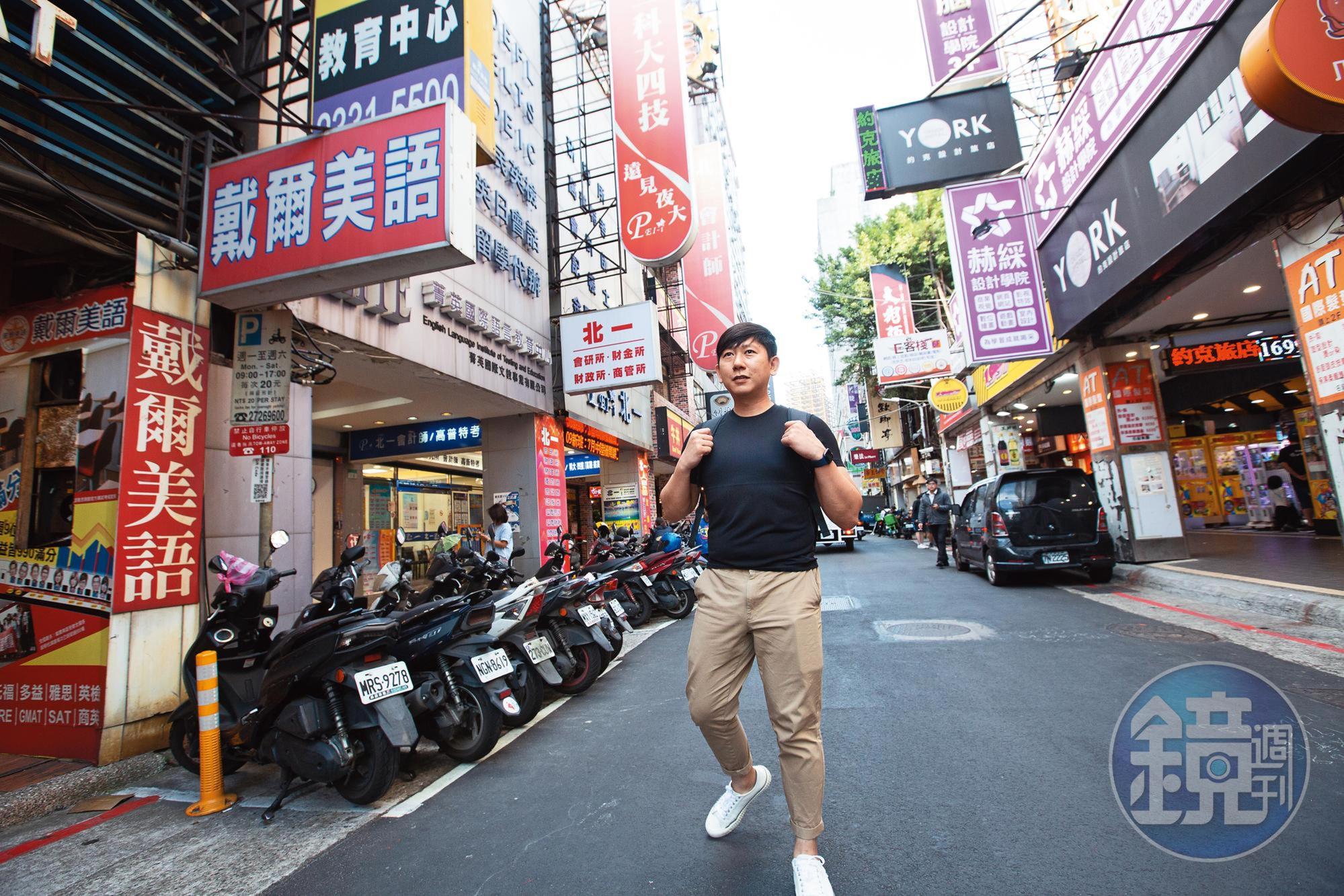 研究所畢業後，大俠自創補教軟體工作室，30歲時靠努力工作累積千萬元資產。