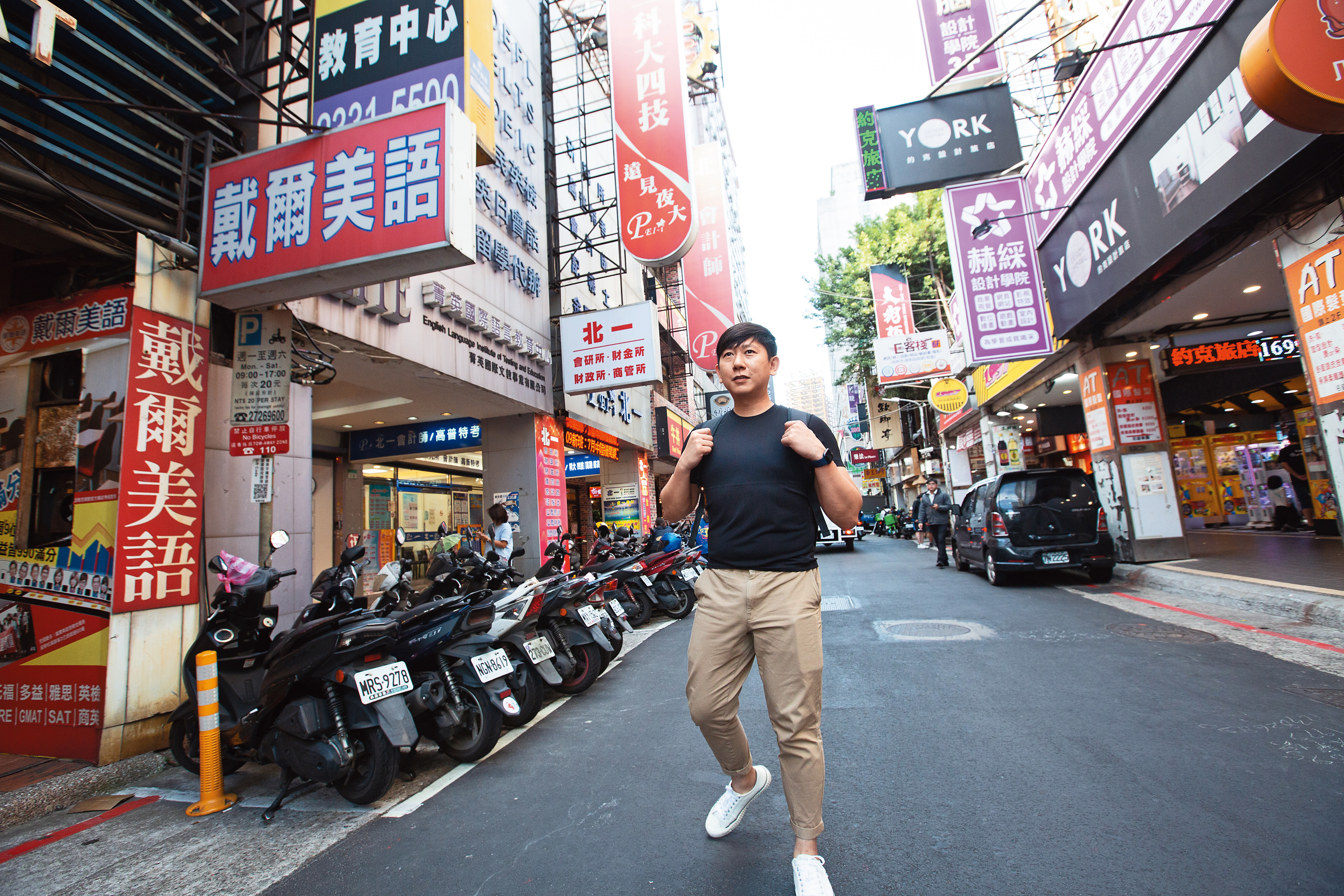 研究所畢業後，大俠自創補教軟體工作室，30歲時靠努力工作累積千萬元資產。
