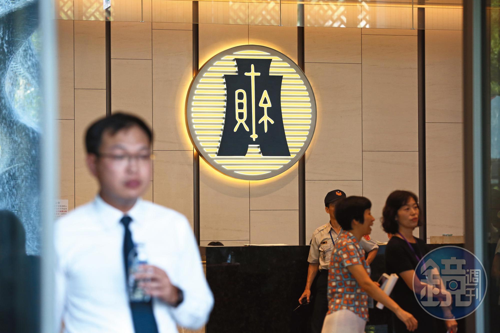 兆豐金的大股東是財政部，每年股息需上繳國庫，股利政策透明。