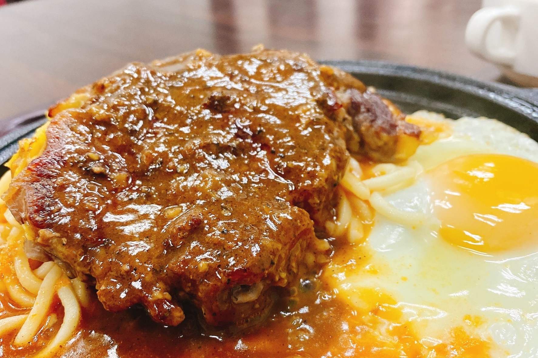 夜市牛排附贈的「半熟蛋」該如何吃，一直都是熱門網路話題。（本刊資料照）