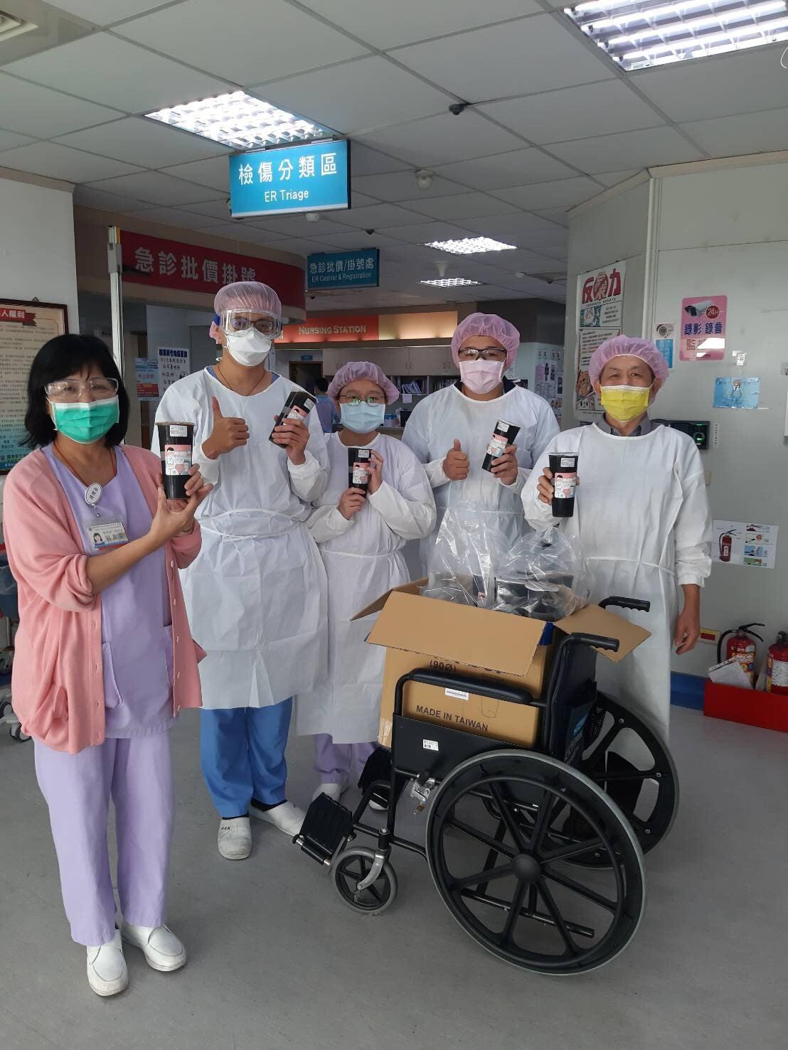 醫護人員收到曾莞婷送的歸零茶,十分暖心。(翻攝自國軍桃園總醫院臉書)