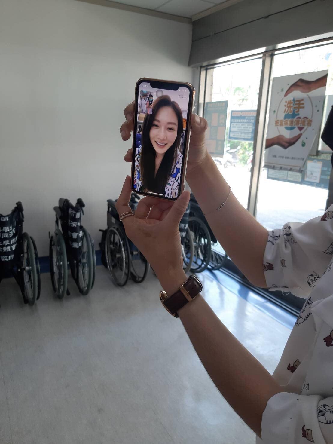 曾莞婷開視訊親自向醫護人員道謝,讓醫護驚喜又感動。(翻攝自國軍桃園總醫院臉書)