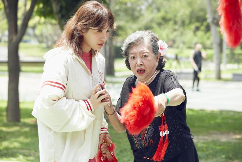 最近陳淑芳拍攝金曲歌曲魏如萱的MV〈奶奶〉，身邊人也把她當奶奶，噓寒問暖。（好多音樂提供）