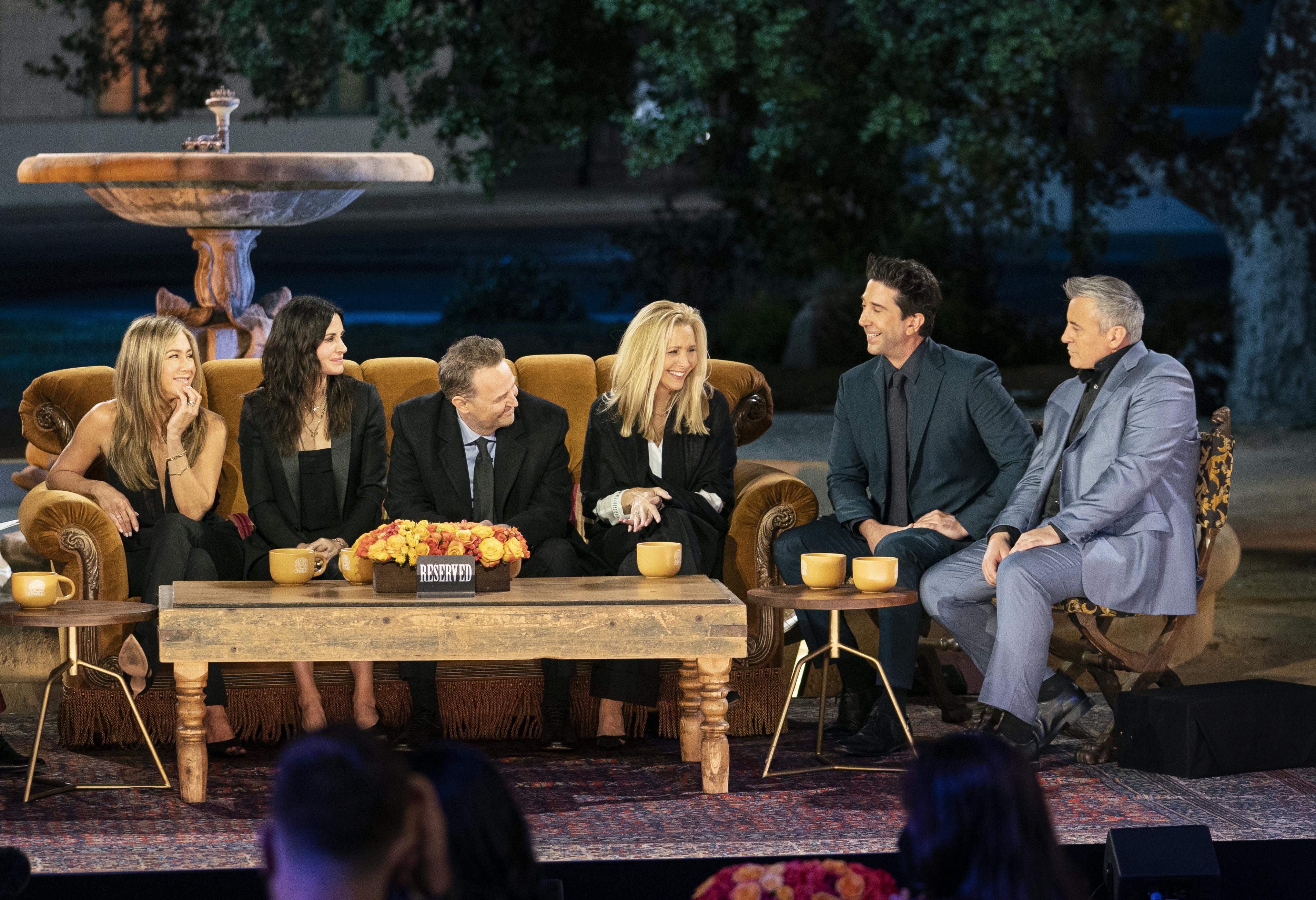 珍妮佛安妮斯頓（左一）與《六人行》的全體成員，闊別17年後終於合體演出《六人行：他們又在一起》。（HBO Max提供）