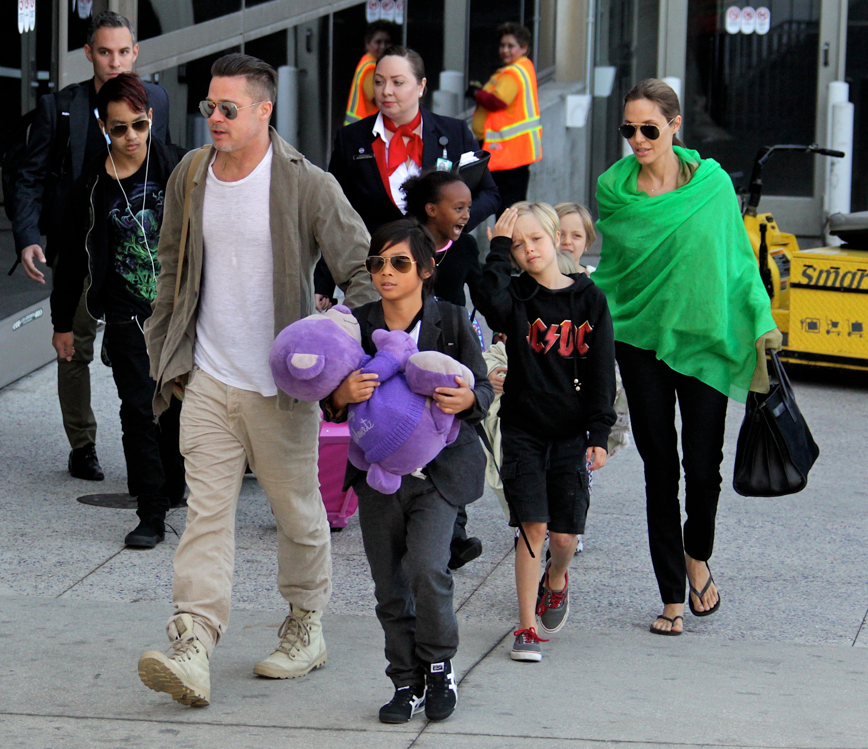 布萊德彼特與裘莉離婚展開兒女監護權大戰，一審他雖獲勝訴，但過去全家開心外遊的景象已不復再現。（東方IC）