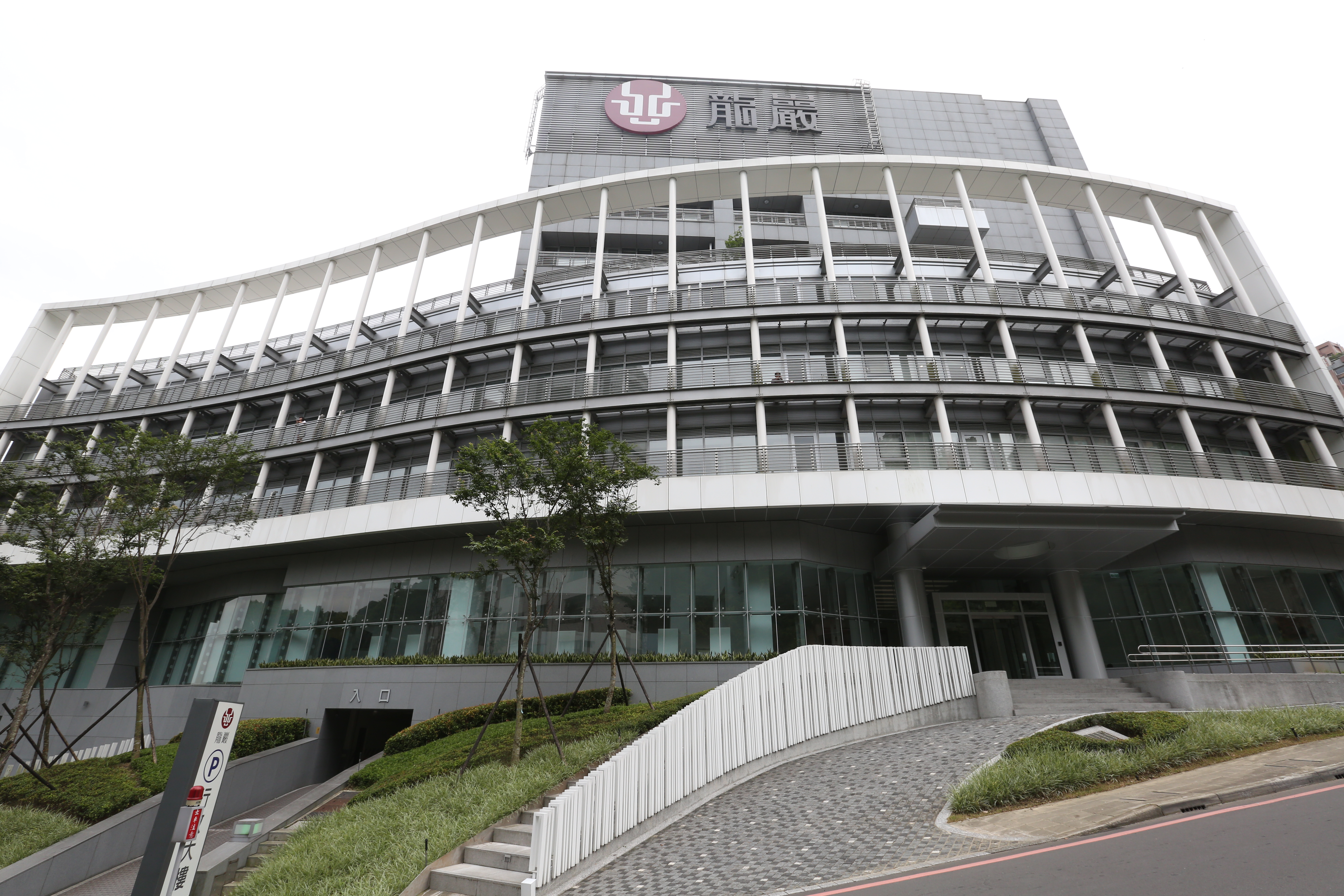 今天多數台股股票都呈現下跌趨勢，從事生命禮儀服務的龍巖（5530）卻逆勢漲停。（本刊資料照）