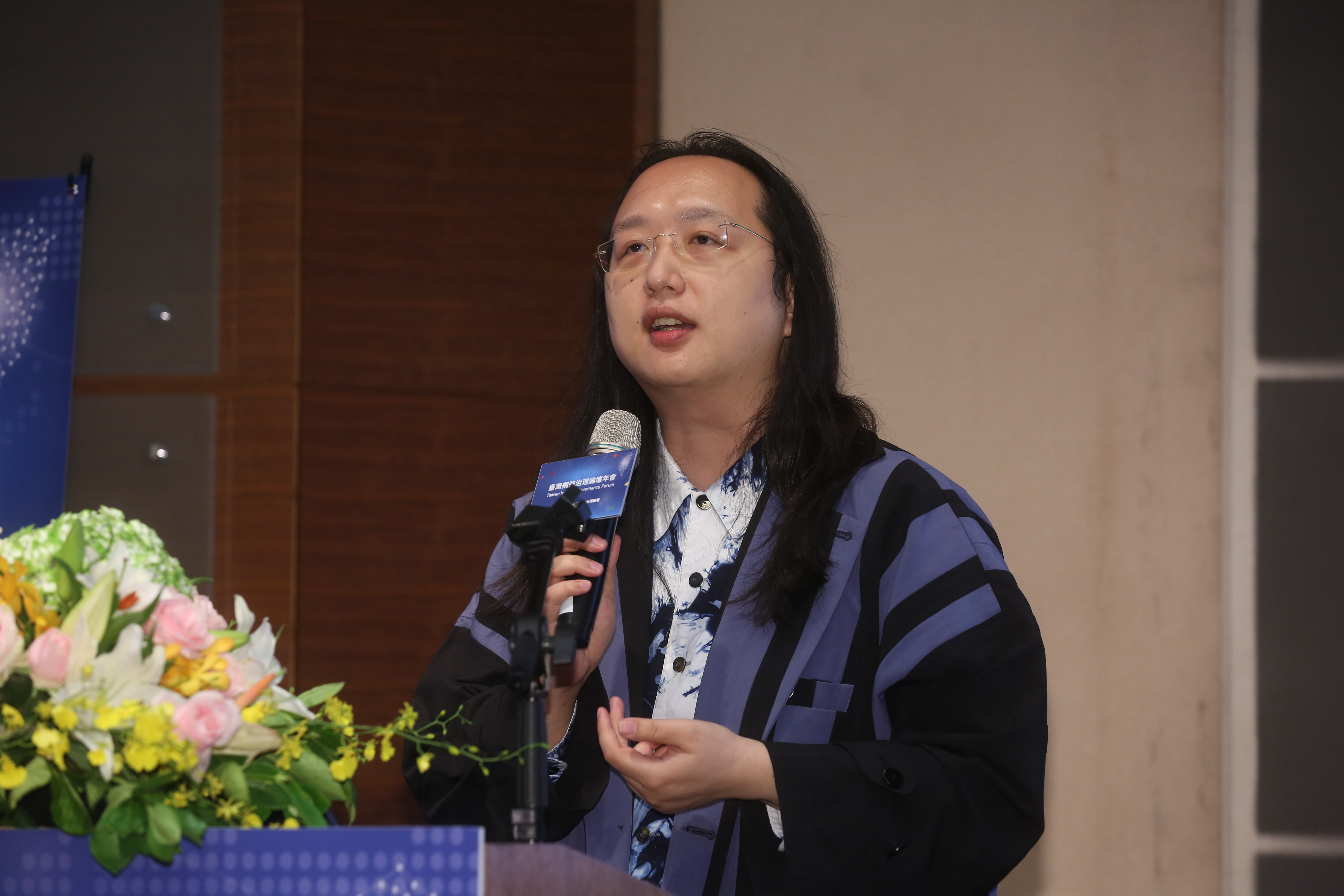 行政院數位政委唐鳳（圖）與健保署、疾管署、行政院資安處同仁努力改善檢體通報系統。