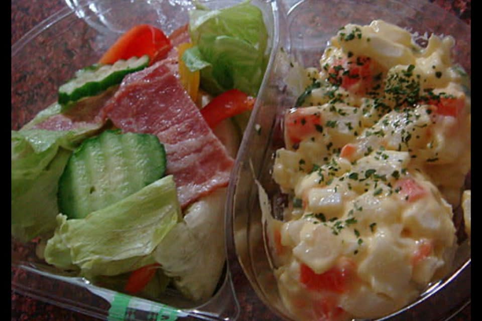 女網友到超商買沙拉，發現有位大媽將餐盒全摸過一遍。（翻攝自臉書爆怨2公社）