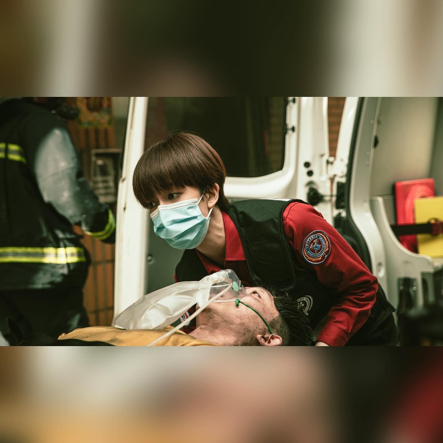 陳庭妮在《火神的眼淚》飾演衝鋒陷陣的消防員。（翻攝自陳庭妮臉書）