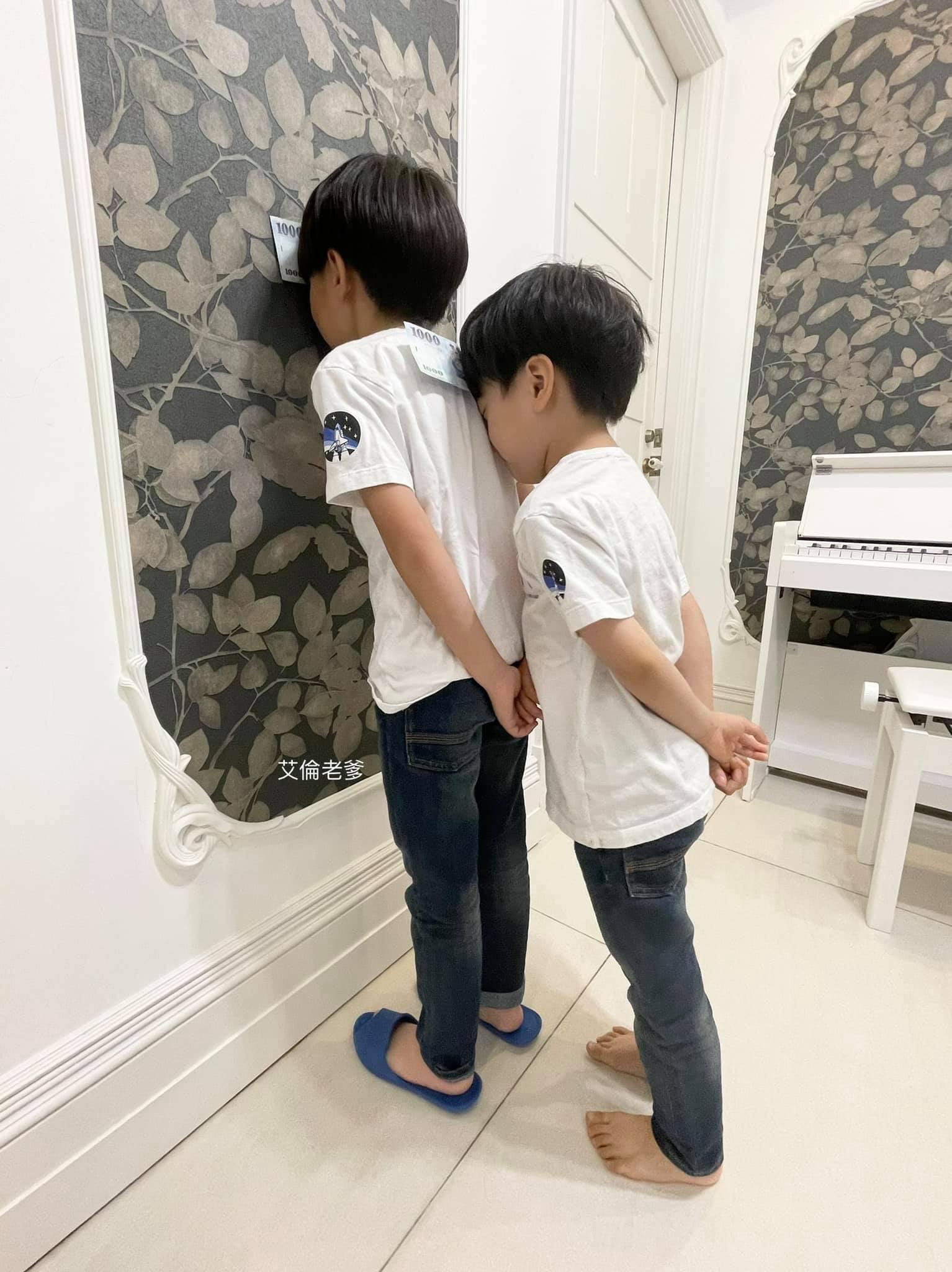 「誰先讓鈔票掉落,就得把錢給對方」,網友紛紛大讚這招超有才。(薇薇weiisly提供)