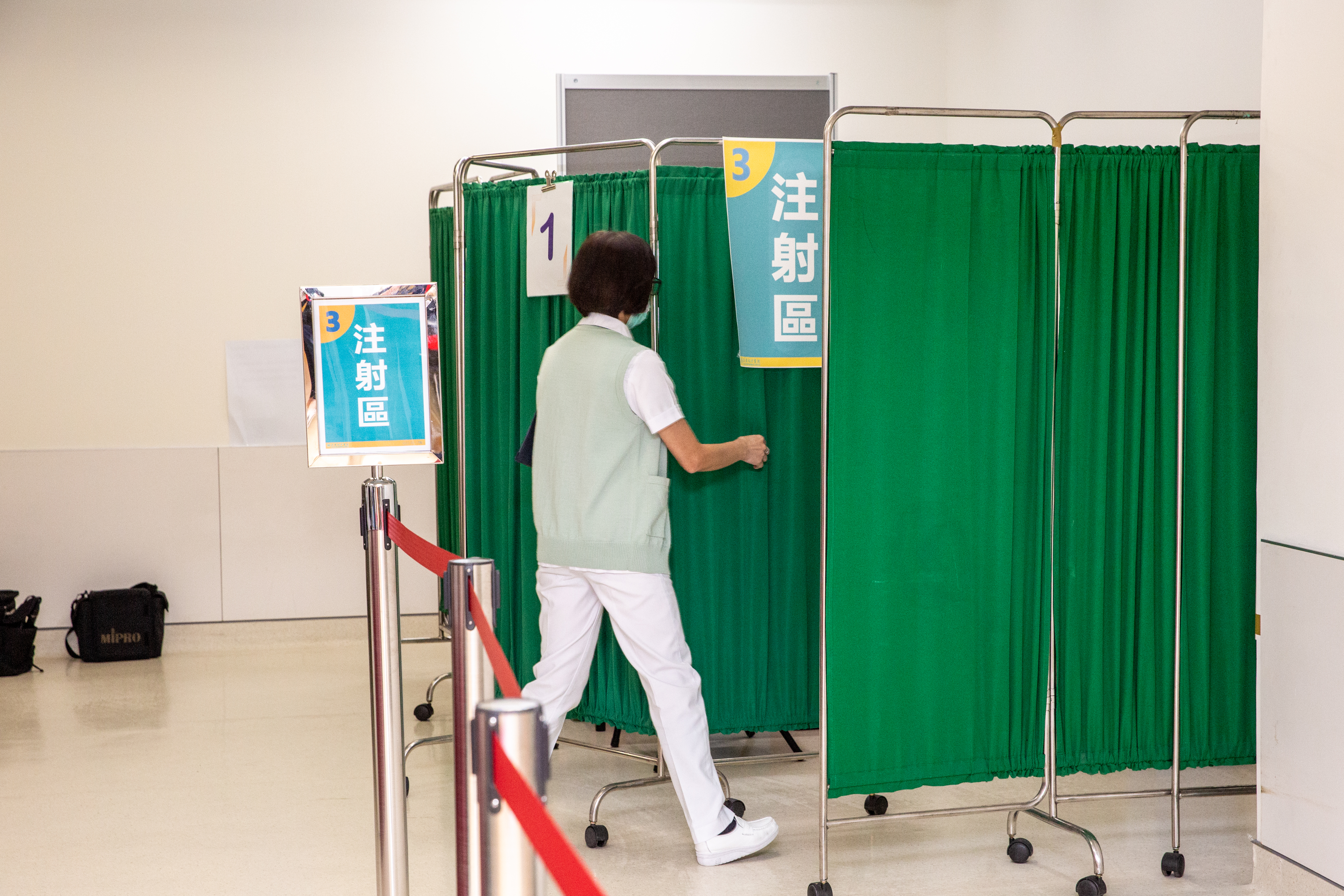 台灣疫苗短缺，有地方政府傳出要自行採購上海復興代理的輝瑞疫苗，引發議論。