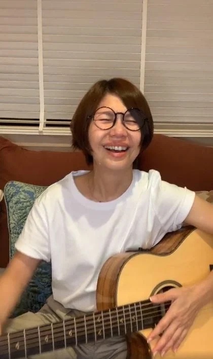 于子育為防疫人員獻唱，忍不住落淚。（翻攝自于子育臉書）