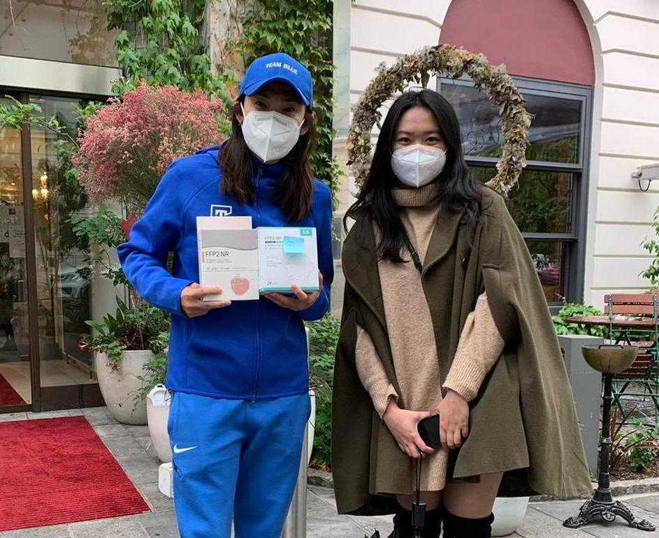 錢薇娟(左)因口罩不符奧地利規定被擋下,台灣留學生「佑如」(右)立刻支援提供口罩。(翻攝自錢薇娟臉書粉專)