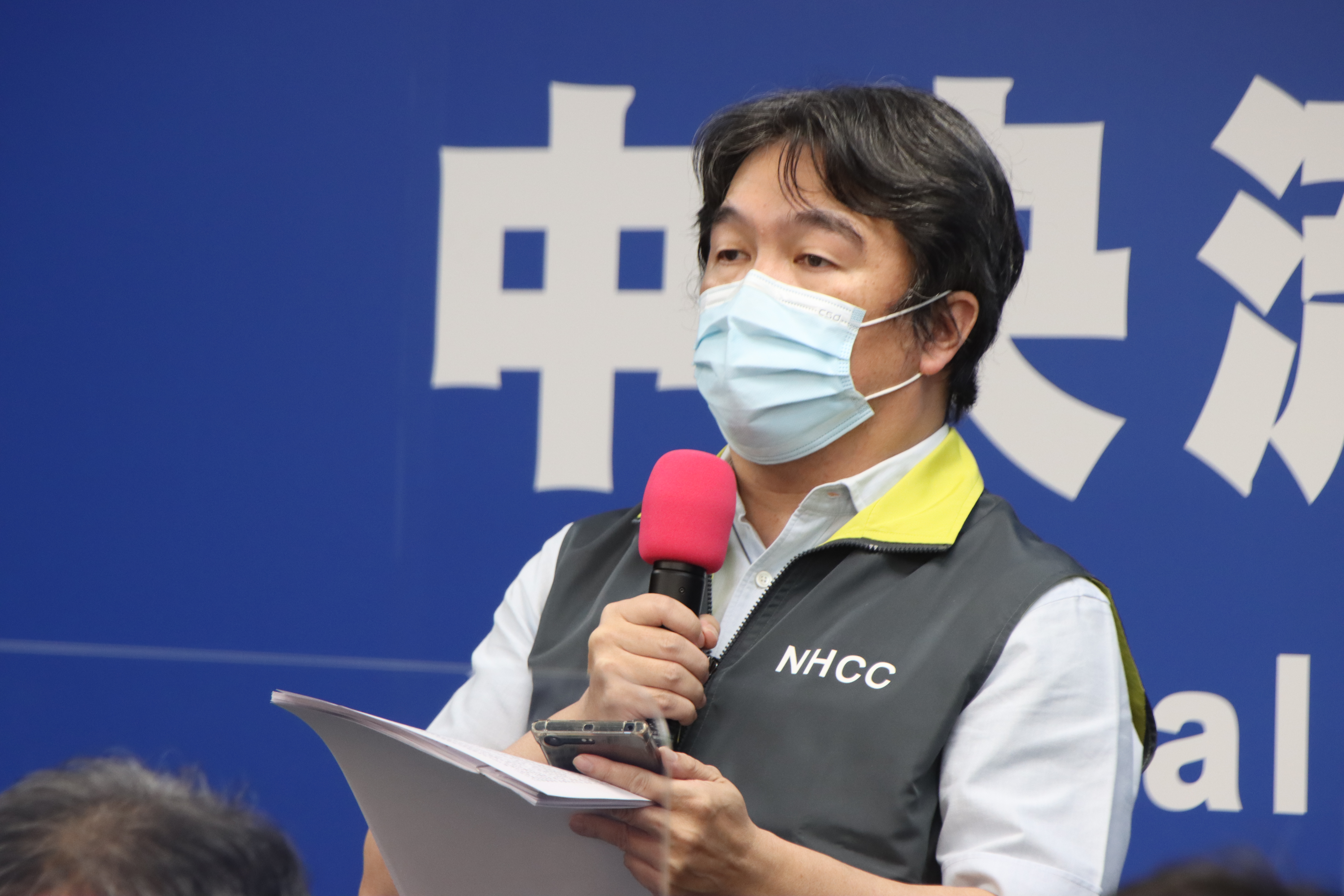 醫福會執行長王必勝說明，最新中央集中檢疫所的狀況。（指揮中心提供）