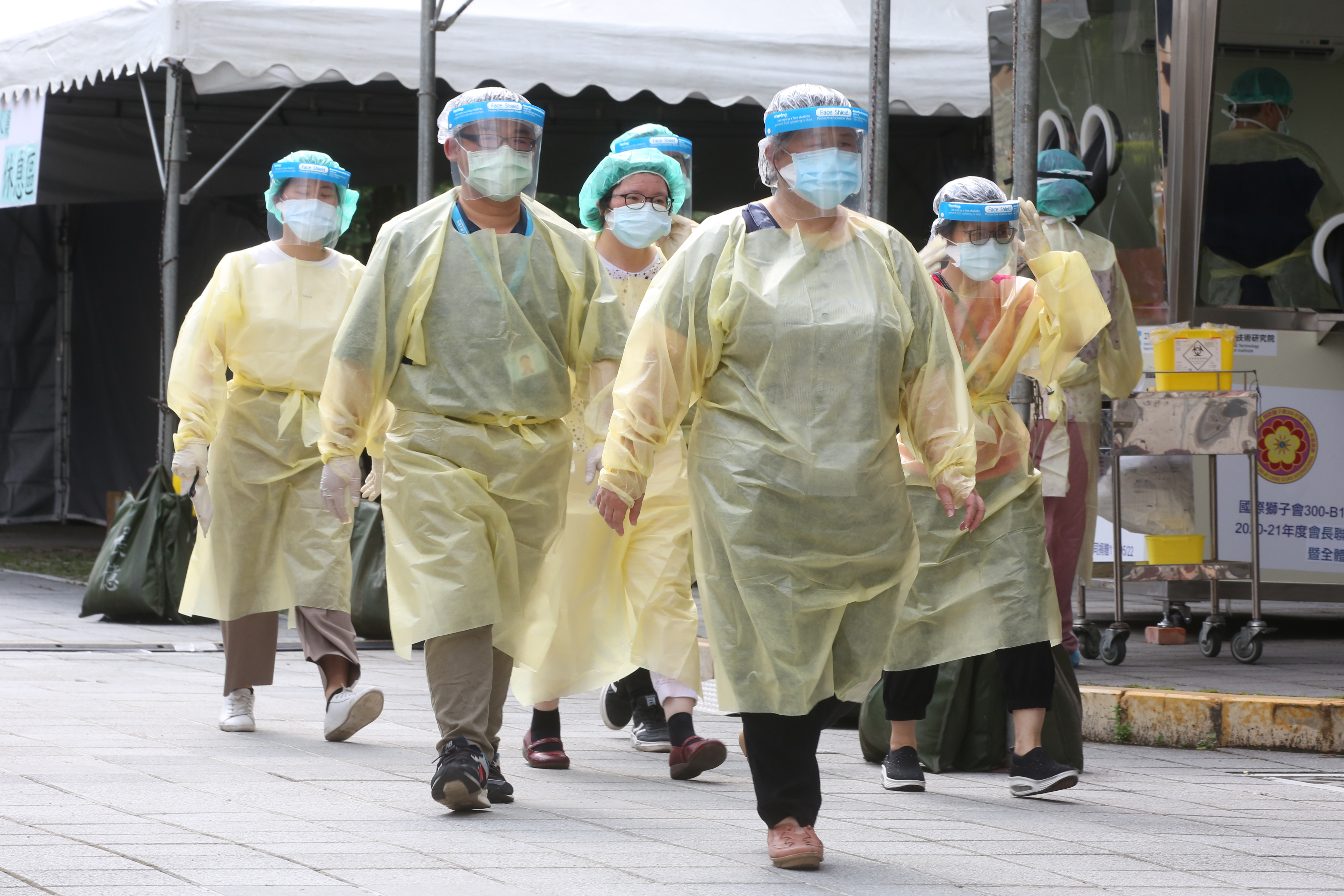 台灣本土疫情爆發，《美聯社》認為台灣政府完全沒做好準備。（本刊資料）