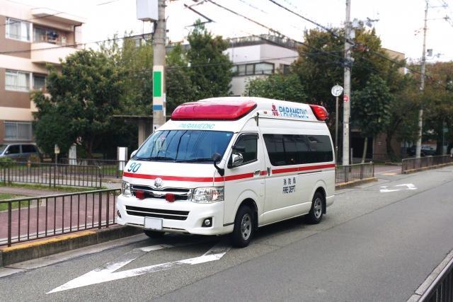 一名女子被嬰兒車撞到腳後跟，立刻報警和叫救護車。（示意圖，Photo-AC）