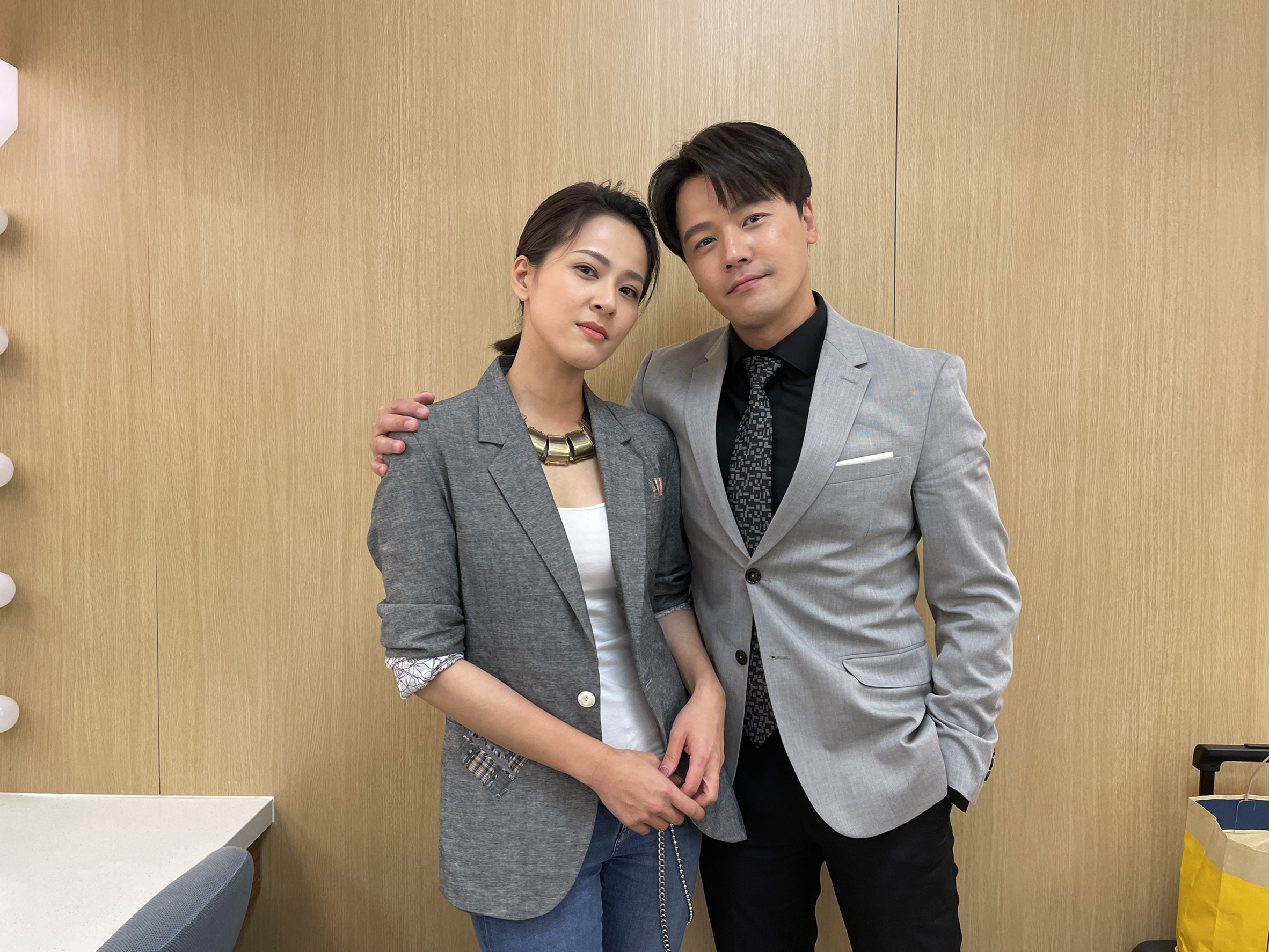 蘇晏霈和黃文星角色逗趣。（民視提供）