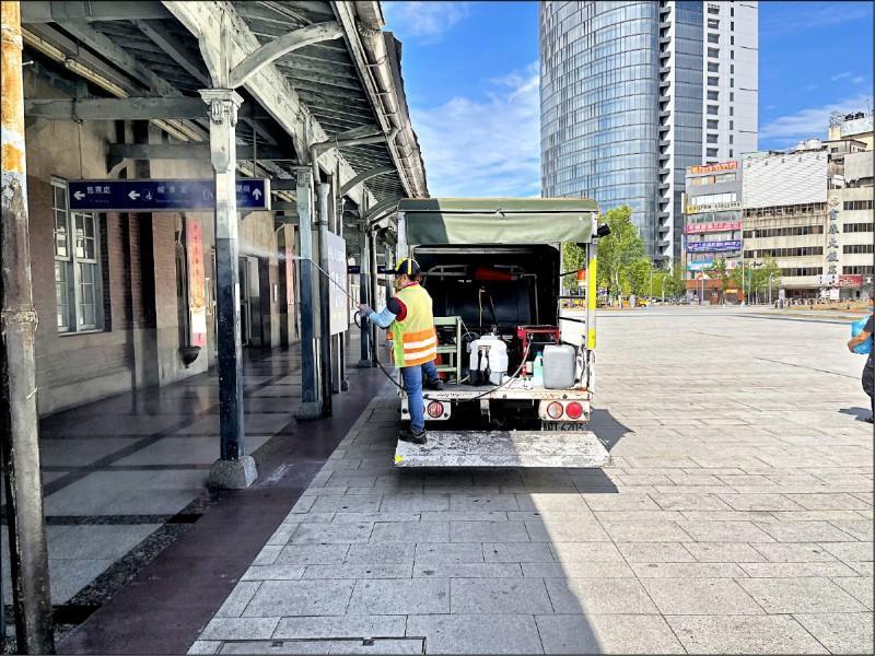因朝陽夜唱團新增確診曾搭自強號回嘉義，市府尋足跡派員到台中火車站進行消毒。（翻攝畫面）