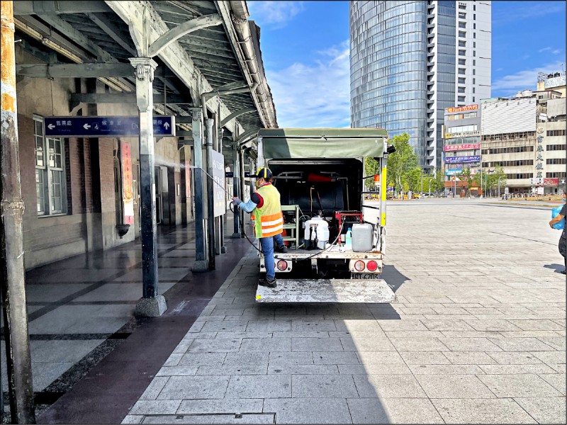 因朝陽夜唱團新增確診曾搭自強號回嘉義，市府尋足跡派員到台中火車站進行消毒。（翻攝畫面）