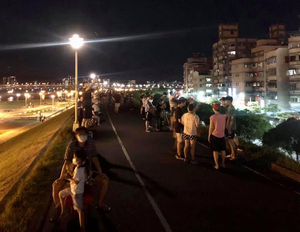 大批民眾為了欣賞超級血月,聚集在蘆洲河堤邊。(翻攝自「我是蘆洲人」臉書)