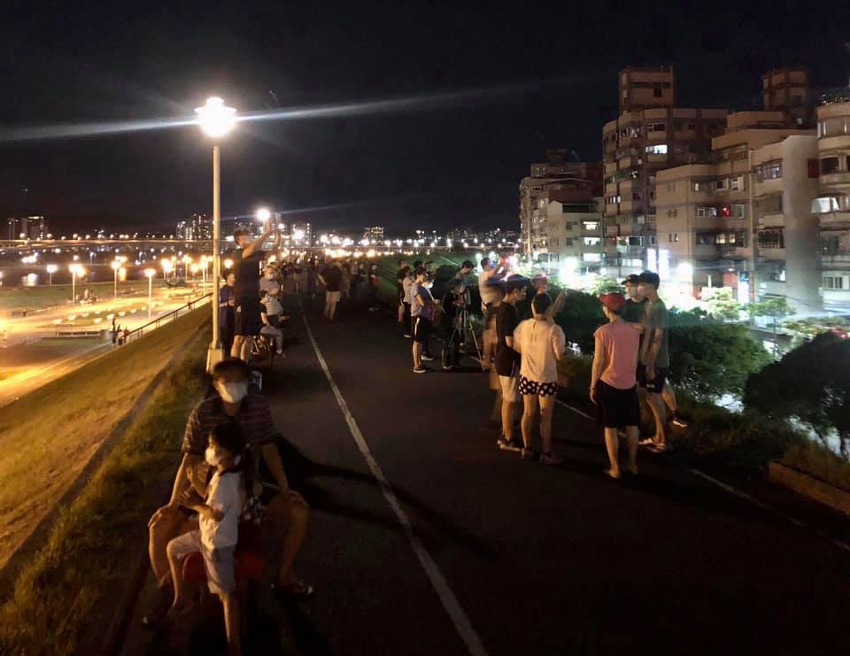 大批民眾為了欣賞超級血月，聚集在蘆洲河堤邊。（翻攝自「我是蘆洲人」臉書）