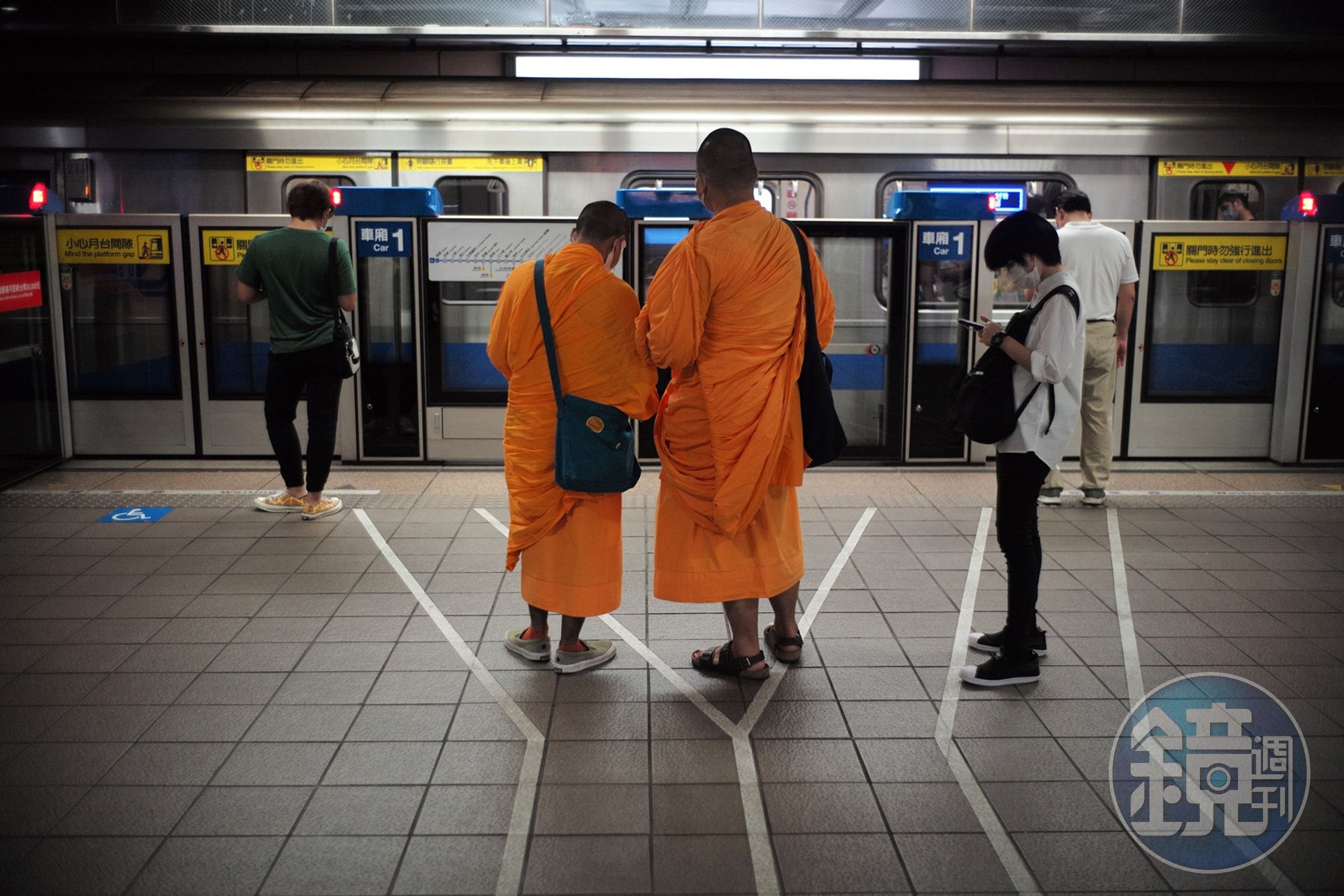 兩位在捷運站等車的僧侶。