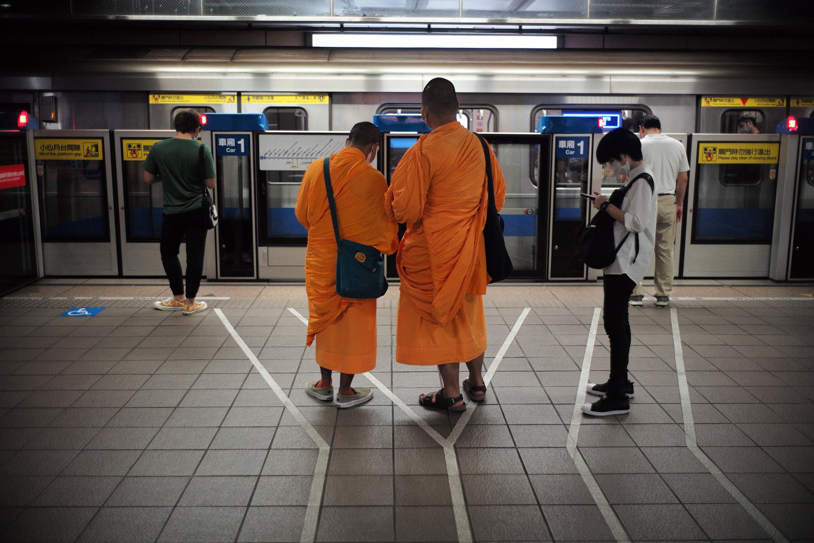 兩位在捷運站等車的僧侶。