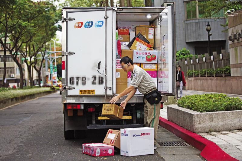 快遞宅配量暴增，卻有收貨人問「有病毒嗎」惹火送貨員。（示意圖，非當事人，本刊資料照）