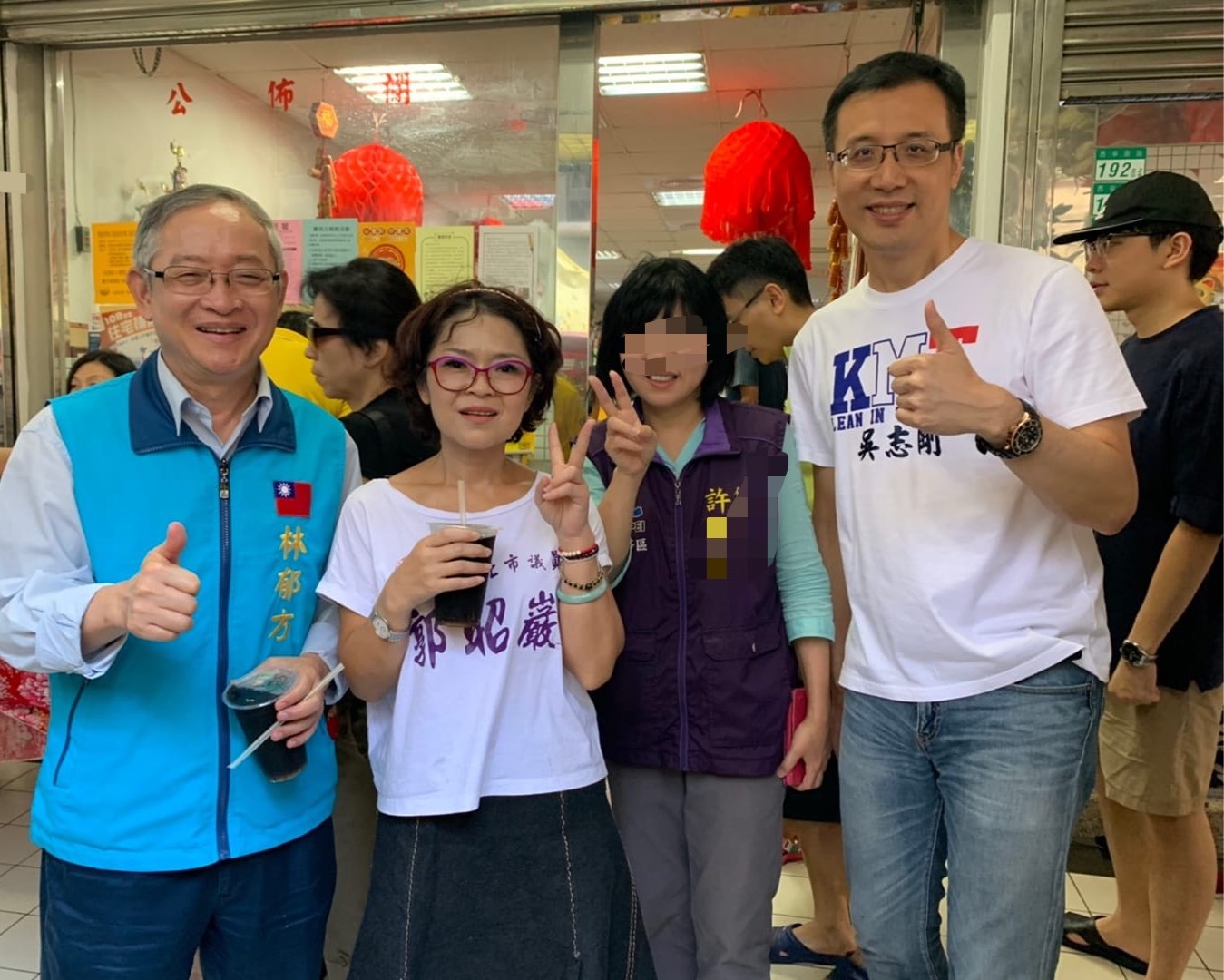 許姓里長(右二)遭指控輕草菅人命,延誤染疫民眾就醫。(讀者提供)