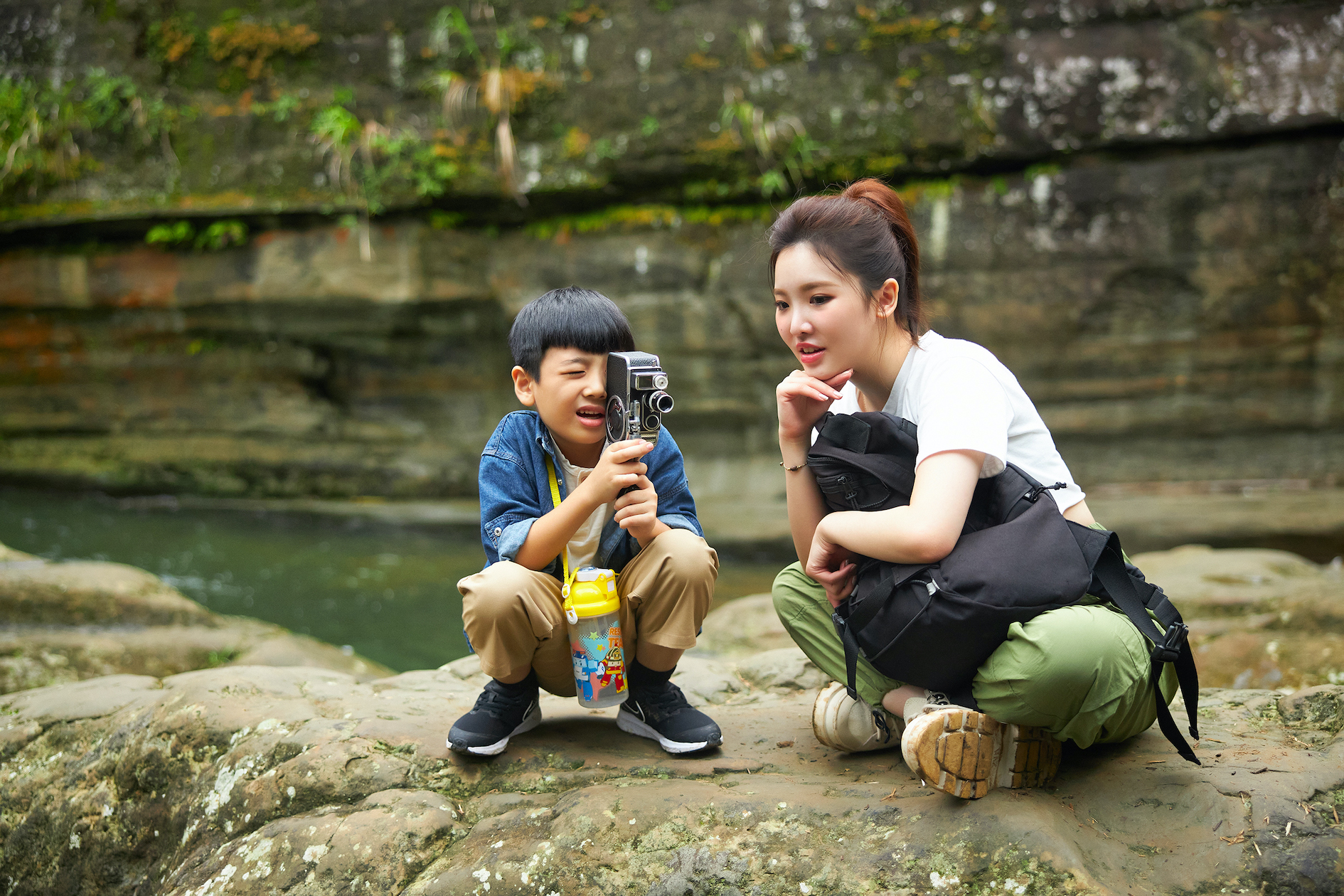 王欣晨（右）與小十歲鮮肉嫩弟上山下海。（奇幻的旅程提供 ）