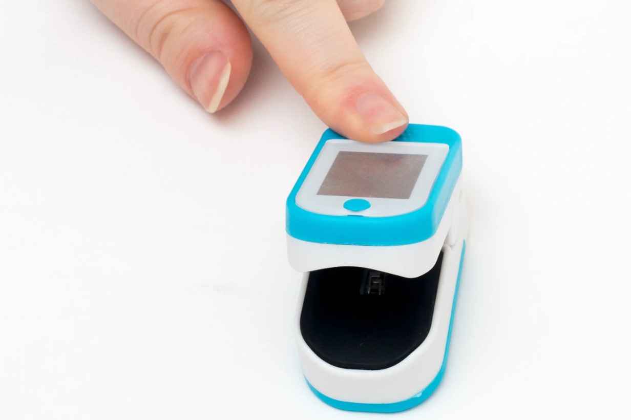 不少民眾近來瘋搶血氧機，醫護呼籲大家把庫存留給需要的人。（翻攝自Unsplash）