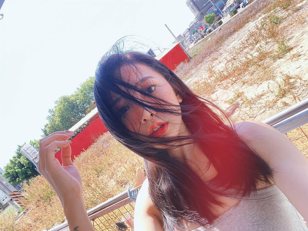 之前張立昂沾過的車模,在IG上也並未發表看法。(翻攝huangkarennn的IG)