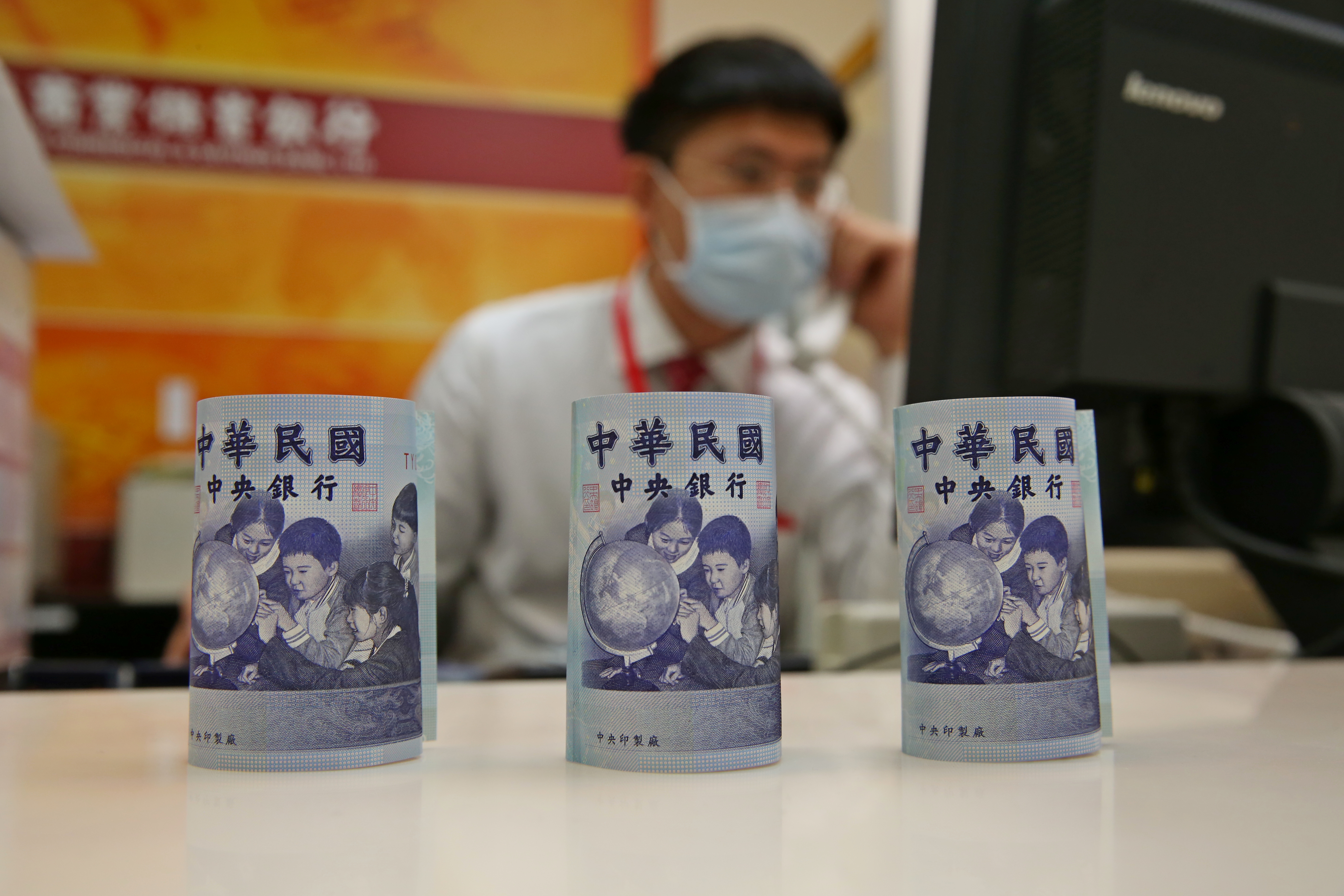 台商熱錢回流，及出口商月底拋匯，使新台幣頻創新高。