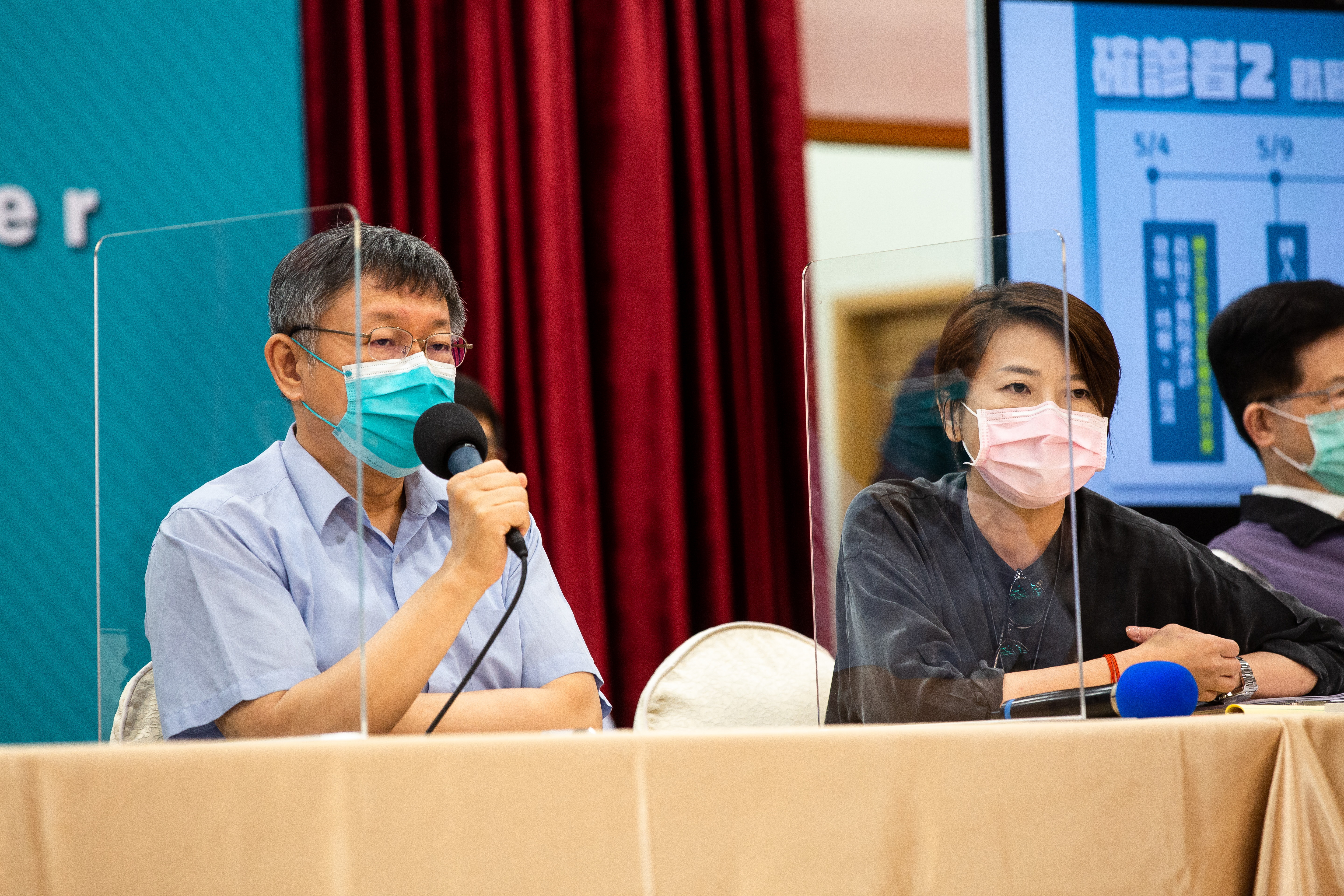 針對近來醫療前線緊繃的情況，台北市長柯文哲（左）與副市長黃珊珊（右）均喊話醫護要加油。（本刊資料照）