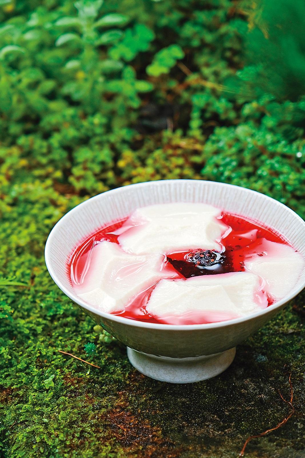 「桑椹豆花」豆香十足加上微酸甜的桑椹滋味,吃一口就愛上。(70元/份)
