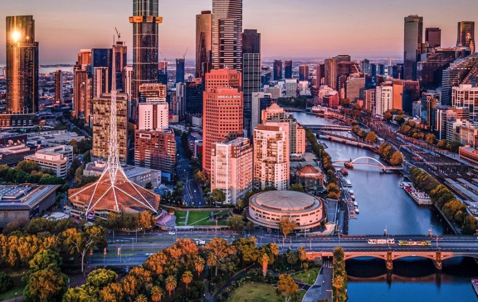 墨爾本宣布4度封城，官方聲明中提到目前疫情嚴峻的台灣。（翻攝自Melbourne, Australia推特）