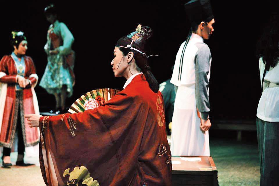 簡莉穎編劇的舞台劇《服妖之鑑》由耳東劇團製作,許哲彬執導,王安琪也參與演出。(翻攝自耳東劇團臉書粉絲專頁)