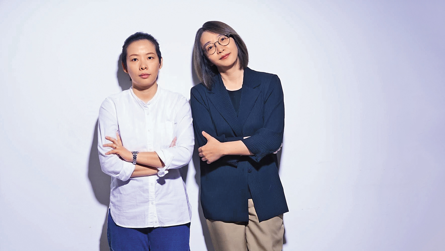 大慕影藝創辦人林昱伶（右）欣賞簡莉穎（左）的作品，去年聘請她擔任影視內容總監一職。 （大慕影藝提供）