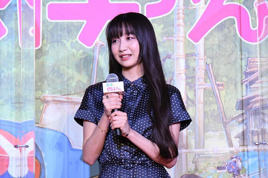 木村拓哉長女心美昨晚出席動畫《漁港的肉子》記者會，難掩緊張。（翻攝自lmaga）