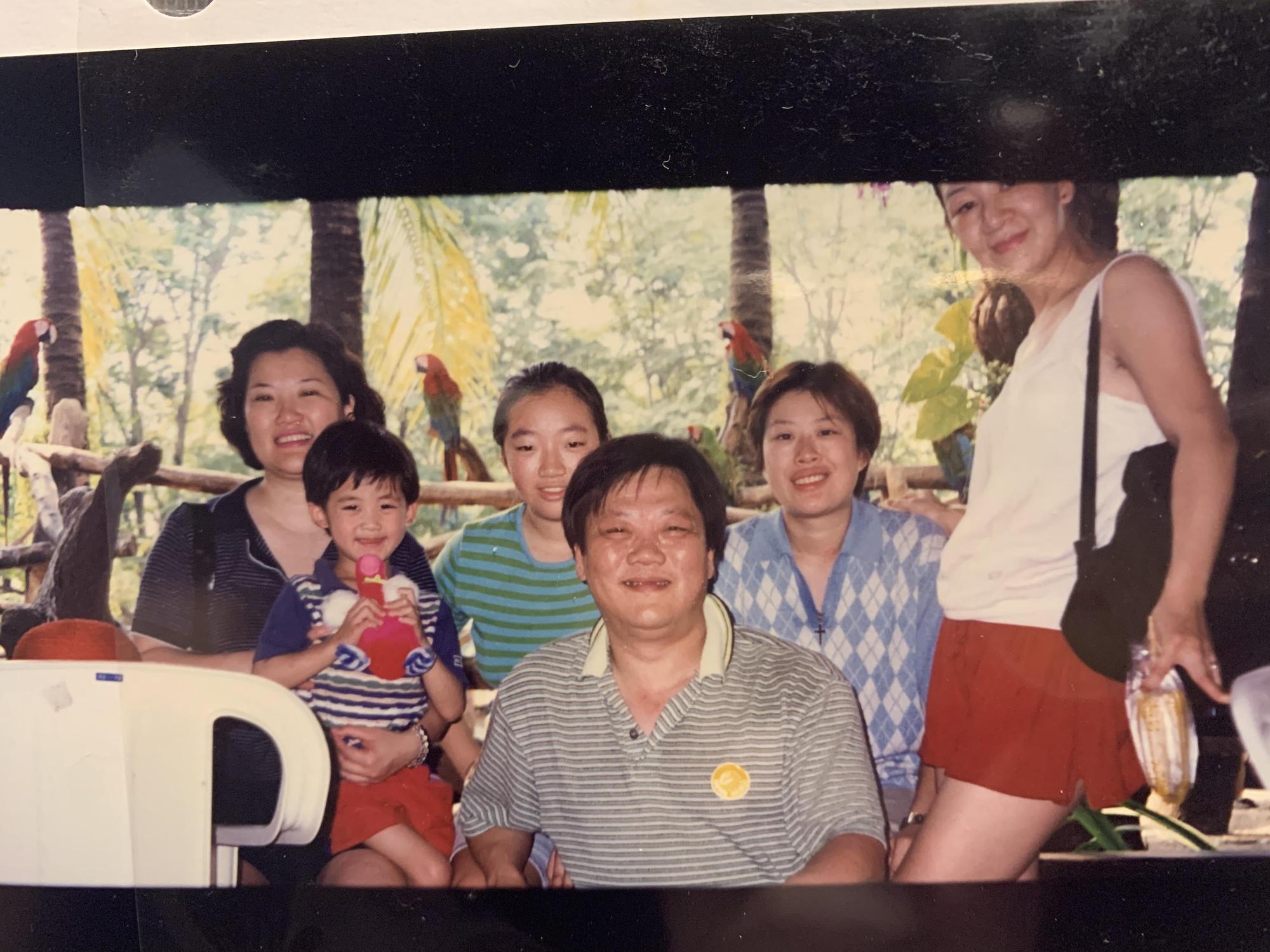 倪嘉昇小時候(左二)與姑姑倪蓓蓓(左一)、爸爸倪敏然(右三)、媽媽李麗華(右一)、2位表姐的合照。(倪嘉昇提供)