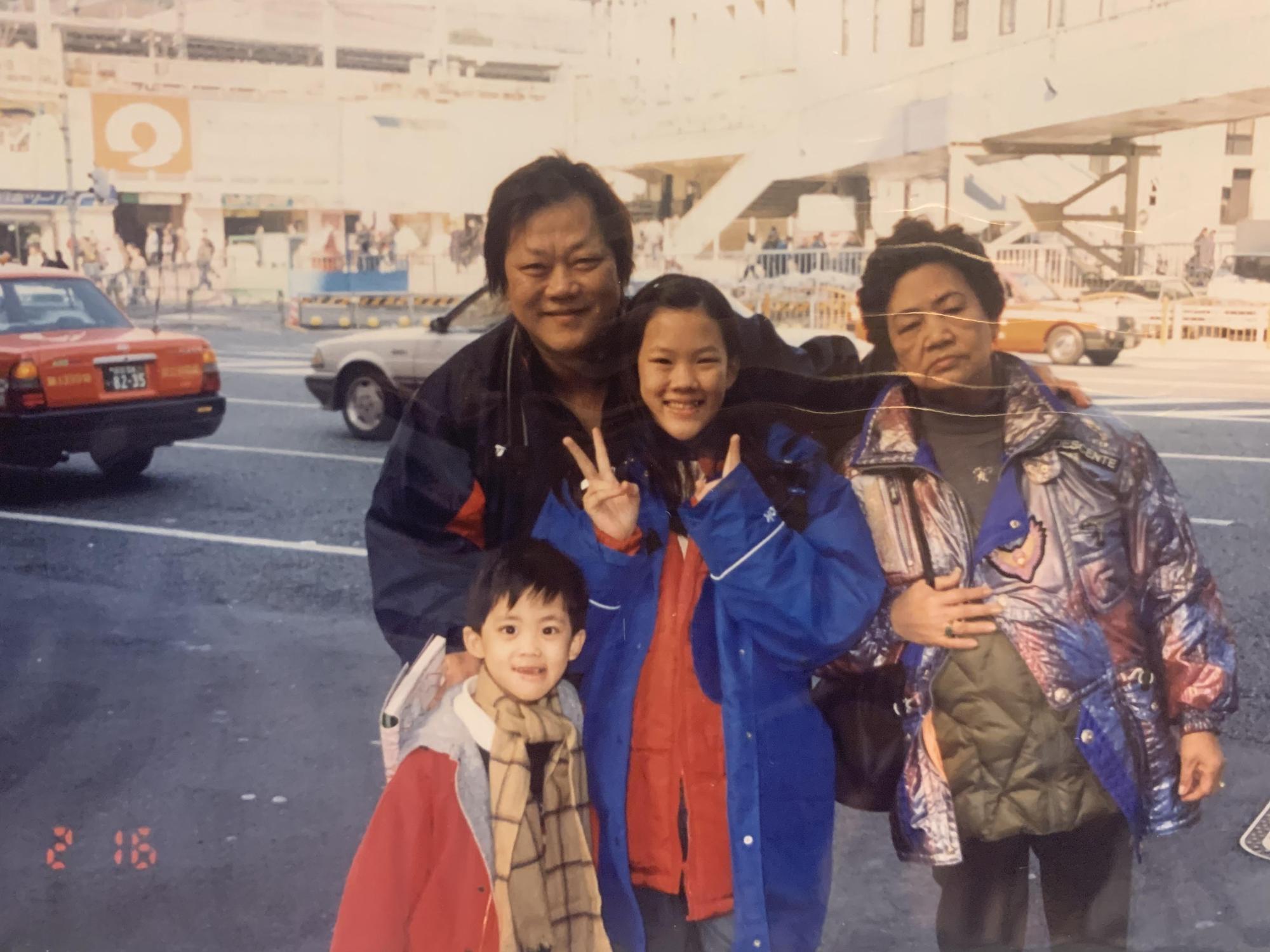 倪嘉昇小時候(左起)與爸爸倪敏然、姐姐倪汀諾、外婆出遊合照。(倪嘉昇提供)