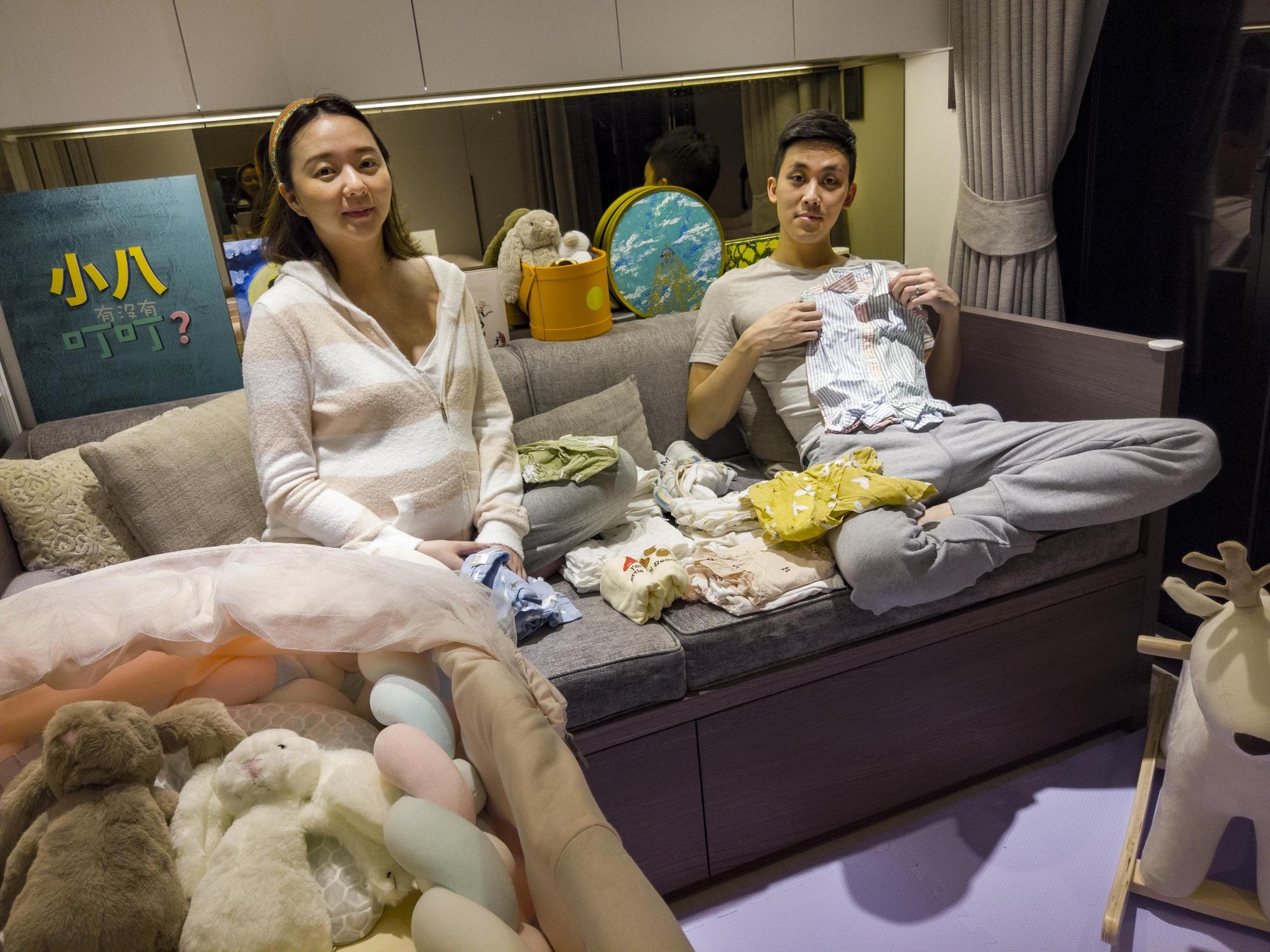 倪嘉昇夫妻收到很多朋友送給女兒「小八」的禮物。(倪嘉昇提供)