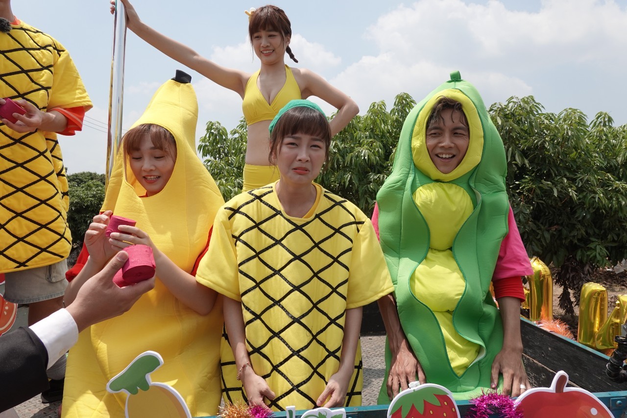 張文綺、籃籃、阿翔與陳伊為節目效果，扮裝成水果在小發財車上跳著鋼管舞。（民視提供）