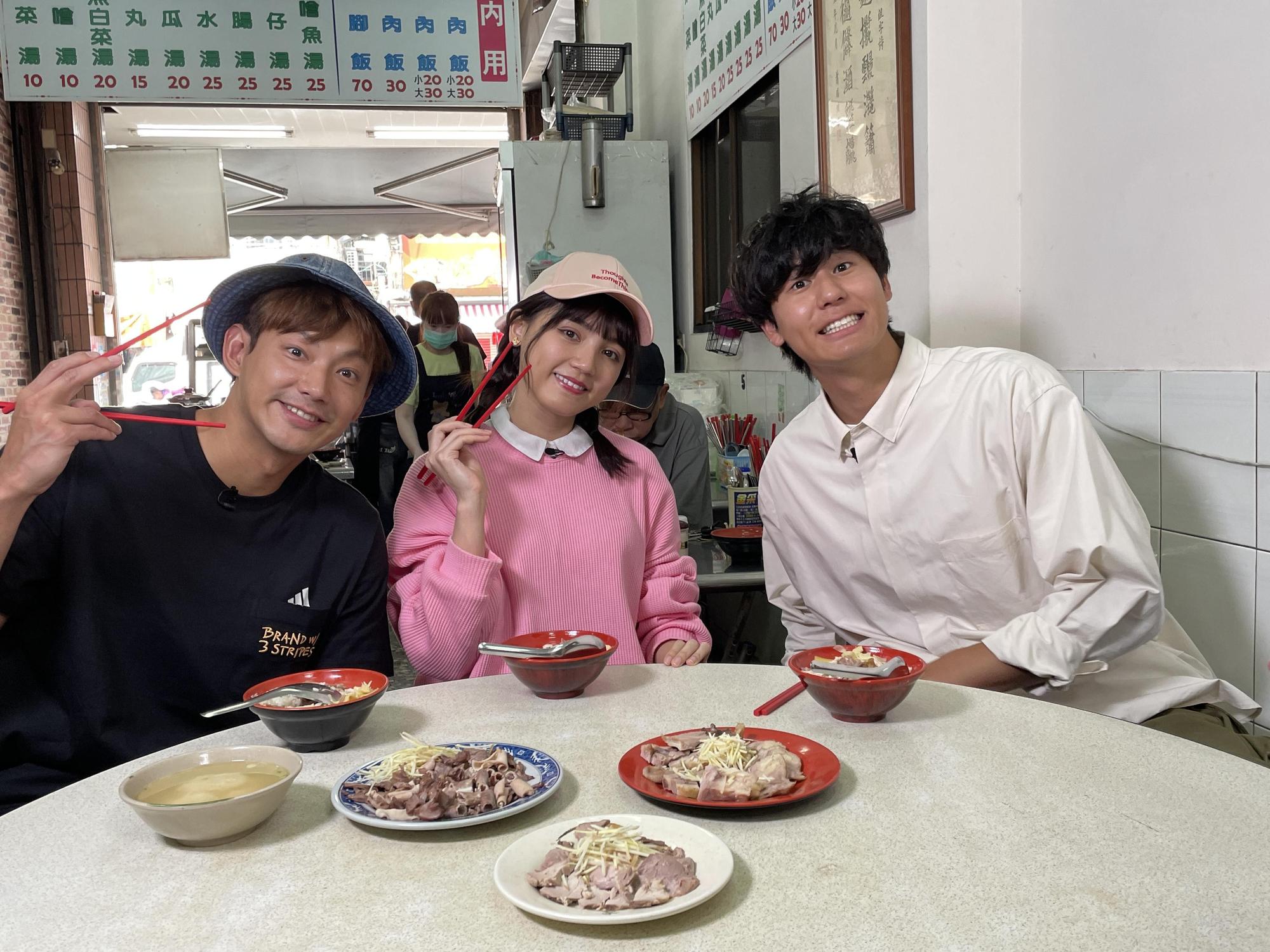 威廉(左)超懷念節目裡與風田(右)、朵拉(中)享受美食的過程。(TVBS提供)