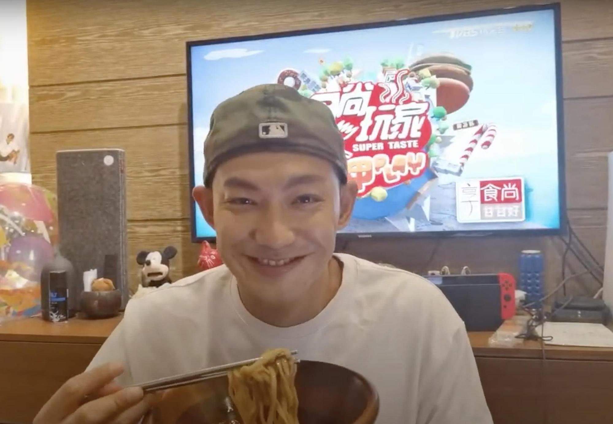 節目停錄,威廉只好直播挑戰自己下廚。(TVBS提供)