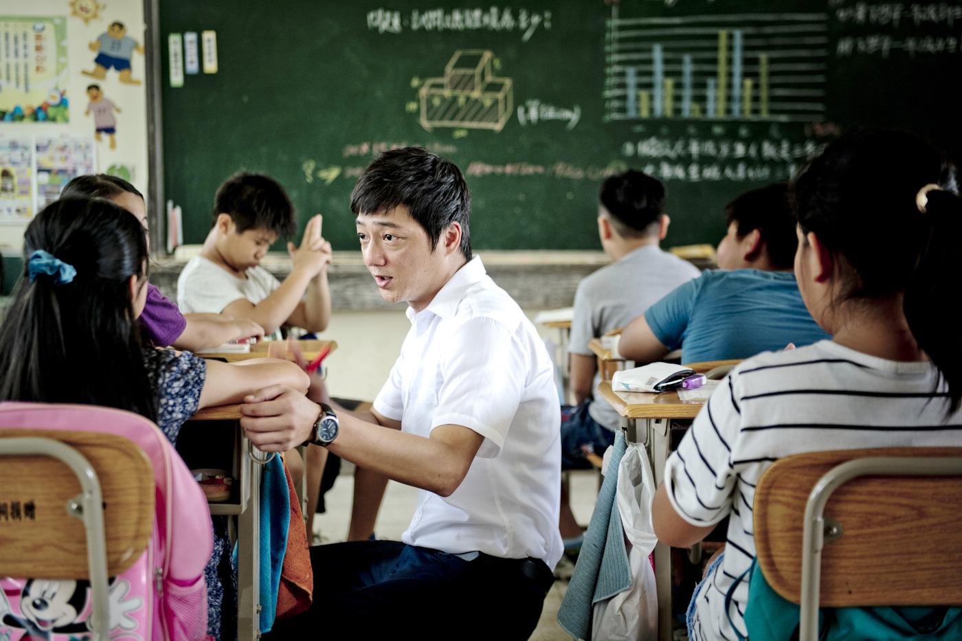 電影透過藍葦華（中）飾演的偏鄉國小代課老師，呈現他在教育工作與家庭生活中面臨的各種困境。（海鵬電影提供）