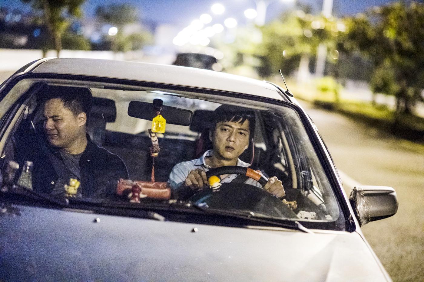 國小代課老師藍葦華（右）與工人弟弟吳宏修（左）從小一起長大，但因選擇的職業、人生態度不同，漸行漸遠。（海鵬電影提供）